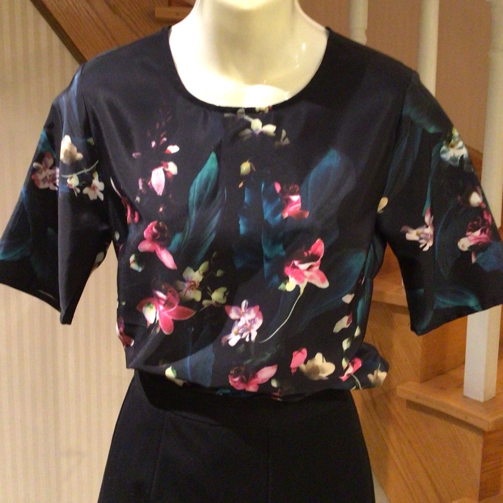 🛍2 for $35🛍NWT Short sleeve black with floral print